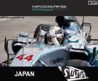 Льюис Хэмилтон празднует свою победу в Гран-при Японии 2015